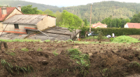 A chuvia arrastrou pólas, pedras e terra nunha tormenta en Lousame