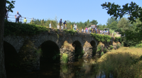 Veciños de Begonte protestan porque os camións de máis de 10 toneladas poden circular por unha ponte de máis de 200 anos