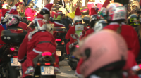 Os axudantes de Papá Noel toman as rúas de Vigo sobre dúas rodas