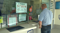 Os veciños de Conxo felicitan a administración de lotarías  tras repartir dez millóns de euros