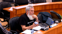 O deputado do BNG Rivas Cruz marcha da sala tras intentar facer unha chamada