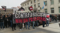 Antifascistas enfróntanse a cánticos con simpatizantes de Vox na Coruña