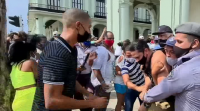 Milleiros de cubanos protestan contra o Goberno en varias localidades do país