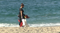 Voluntarios limpan as praias coruñesas con motivo do Día Mundial dos Océanos