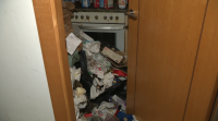 Un inquilino deixa un vertedoiro de lixo tras abandonar un piso de Boiro