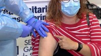 O domingo comeza en Galicia a vacinación de menores de cincuenta anos