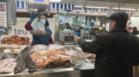 "É o momento de mercar mariscos e peixes a bo prezo", aseguran os vendedores