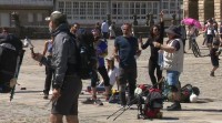 Peregrinos e turistas enchen Santiago nun domingo solleiro