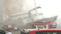 Despregan redes anticontaminación ante a ameaza de afundimento do barco incendiado en Vigo