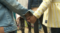 Cruz Vermella busca familias de acollida para adolescentes e grupos de irmáns