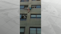 A Policía Nacional salva unha muller que ameazaba con saltar dun cuarto piso en Pontevedra