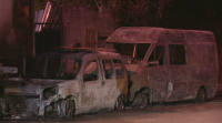 Dúas furgonetas quedan completamente calcinadas tras un incendio en Vigo