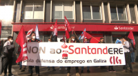 Os traballadores do Santander mobilízanse na Coruña e Vigo contra a súa situación laboral