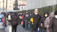 Milleiros de persoas fan cola en Milán para conseguir alimentos das institucións benéficas