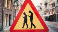 Peóns zombis: Como evitar atropelos cando imos despistados co móbil pola rúa?