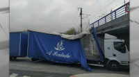 Un novo camión queda atrapado baixo unha ponte na parroquia de Alba, en Pontevedra