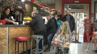 Un ataúde cheo de produtos de Nadal en Barbadás