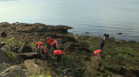 As mariscadoras de Noia retiran toneladas de lixo mariño da ría