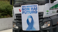 Protesta de comercianes e con camións na Mariña luguesa polo futuro da planta de Alcoa
