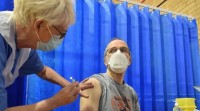 O Reino Unido desaconsella a vacina aos alérxicos severos tras dúas reaccións graves