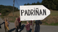 Os veciños de Padriñán poñen o letreiro da súa aldea