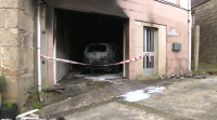 Arden dous coches no garaxe dunha casa deshabitada en Dodro
