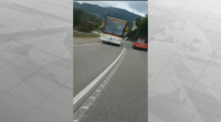 O condutor dunha moto grávase saltando unha liña continúa en Vigo e cun autobús de fronte