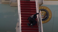 Biden tropeza varias veces cando subía as escaleiras do avión presidencial