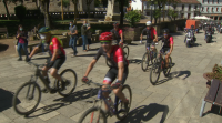 Un grupo de ciclistas participan nunha pedalada que busca fondos para loitar contra o cancro