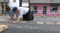 Os veciños de Ares alfombran con flores as rúas da vila