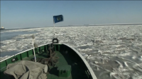 O frío conxela a baía chinesa e deixa centos de barcos atrapados no xeo
