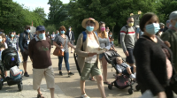 Francia e Alemaña estudan eliminar o uso obrigatorio da máscara no exterior