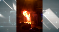 Un incendio na Coruña arrasa un local e dana dous coches