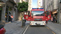 Os bombeiros apagan o lume na cociña dun edificio no centro de Vigo