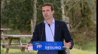 Pablo Casado pide o voto para o PP acompañado de Alberto Núñez, en Santiago