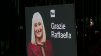 Decenas de persoas achéganse á capela ardente de Roma para despedir a Raffaella Carrà