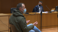 O acusado de intentar asasinar a exparella en Vimianzo di que foi ela quen se autolesionou