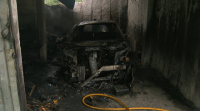 Un incendio calcinou esta mañá por completo un vehículo no interior dun pendello en Mos