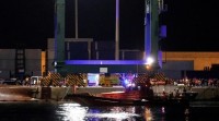 Buscan dúas persoas desaparecidas tras envorcar un barco de carga en Castelló