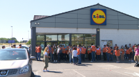 Gandeiros de vacún de carne protestan ás portas dun supermercado para reclamar mellores prezos