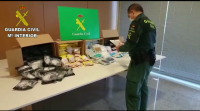 Interceptan un vigués con case 2.000 máscaras ilegais que pretendía vender nas farmacias