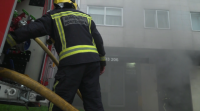 Arde un coche nun garaxe e desaloxan os veciños dun edificio en Pontevedra
