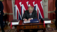 Johnson asina o acordo da relación 'posbrexit' coa UE 24 horas antes do divorcio