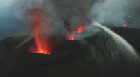 Derrúbase o cono principal do volcán e únense varias bocas que xuntas expulsan máis lava