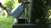 Os veciños de Santiago recorren ás fontes pola turbidez de auga nas billas
