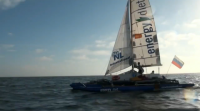 Chegan a Galicia os navegantes rusos que están dando a volta ao mundo nun trimarán a vela