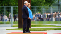 Merkel sofre un novo tremor nun acto público