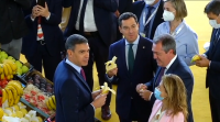 Sánchez e Bonilla comen un plátano canario nun acto público para potenciar o consumo tras a erupción