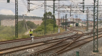 Unha pomba causa unha explosión sen feridos nas vías da estación de Santiago