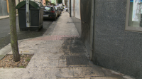 Préndenlle lume a uns colchóns tirados no lixo en Lugo